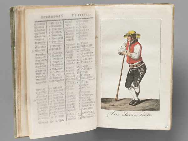 Männliche Ganzfigur in Tracht der Region Unterwalden, die sich in Dreiviertelposition auf einen Stock abstützt