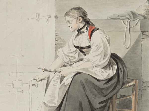 Junge Frau in Berner Tracht, an der Haspel in einem Zimmer auf einer Holzbank sitzend