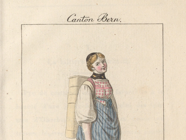 Weibliche Ganzfigur in der Tracht der Region Meiringen, Bäuerin trägt eine Milchbrente auf dem Rücken, hinter ihr befindet sich eine Landschaft mit Wasserfällen