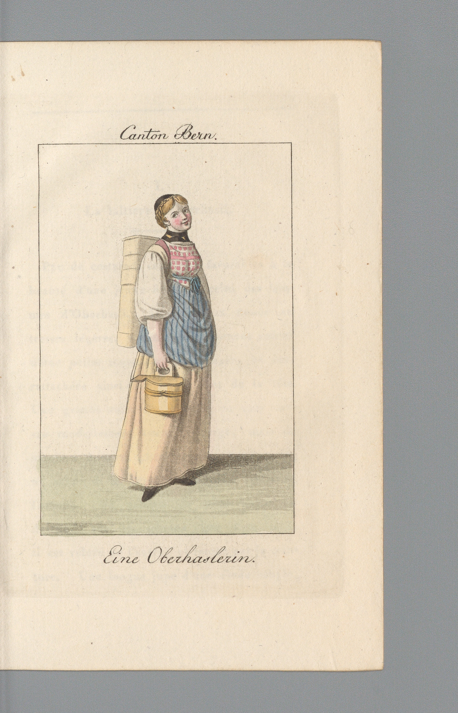 Weibliche Ganzfigur in der Tracht der Region Meiringen, Bäuerin trägt eine Milchbrente auf dem Rücken, hinter ihr befindet sich eine Landschaft mit Wasserfällen